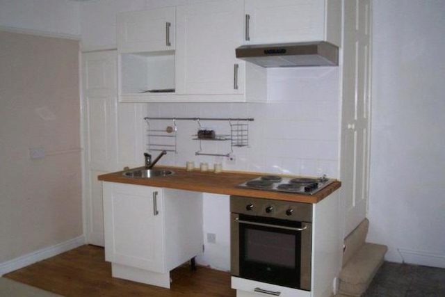  Image of 2 bedroom Terraced house to rent in Football Yeadon Leeds LS19 at Football, Yeadon, Leeds LS19