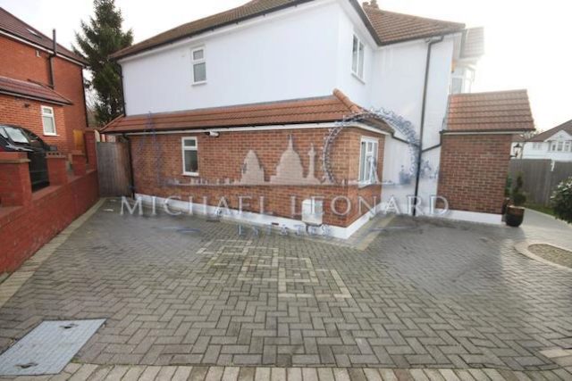  Image of 5 bedroom Property for sale in Stuart Avenue London NW9 at Stuart Avenue, West Hendon NW9