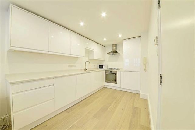  Image of 2 bedroom Flat for sale in Hendon Lane London N3 at Hendon Lane, Finchley, London N3