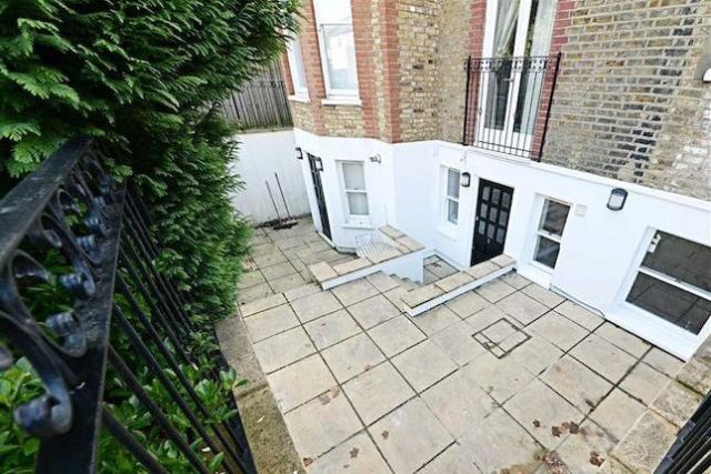  Image of 2 bedroom Flat for sale in Hendon Lane London N3 at Hendon Lane, Finchley, London N3