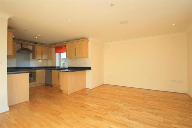  Image of 2 bedroom Flat to rent in Lawn Close Datchet Slough SL3 at Lawn Close, Datchet, Berkshire SL3