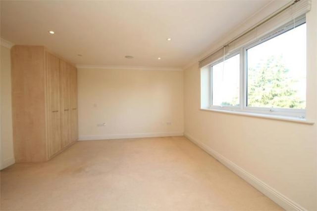  Image of 2 bedroom Flat to rent in Lawn Close Datchet Slough SL3 at Lawn Close, Datchet, Berkshire SL3