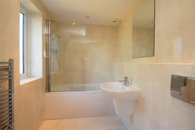 Image of 2 bedroom Flat to rent in Lawn Close Datchet Slough SL3 at Lawn Close, Datchet, Berkshire SL3
