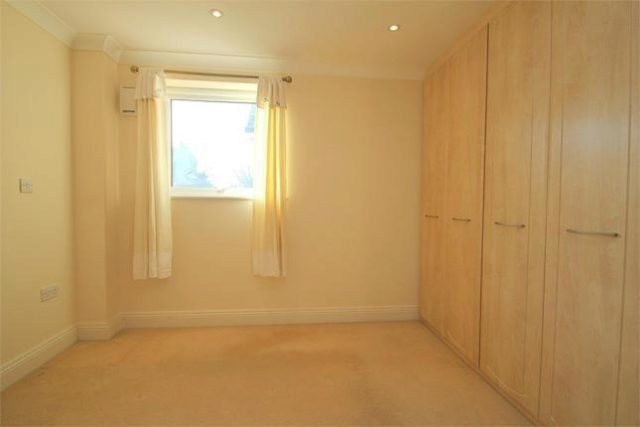  Image of 2 bedroom Flat to rent in Lawn Close Datchet Slough SL3 at Lawn Close, Datchet, Berkshire SL3