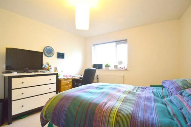  Image of 3 bedroom Flat to rent in Radcliffe Road Croydon CR0 at Bishops Court, Radcliffe Road, Croydon CR0