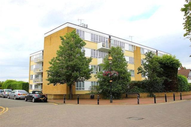  Image of 3 bedroom Flat to rent in Bathurst Walk Iver SL0 at Bathurst Walk, Richings Park, Buckinghamshire SL0