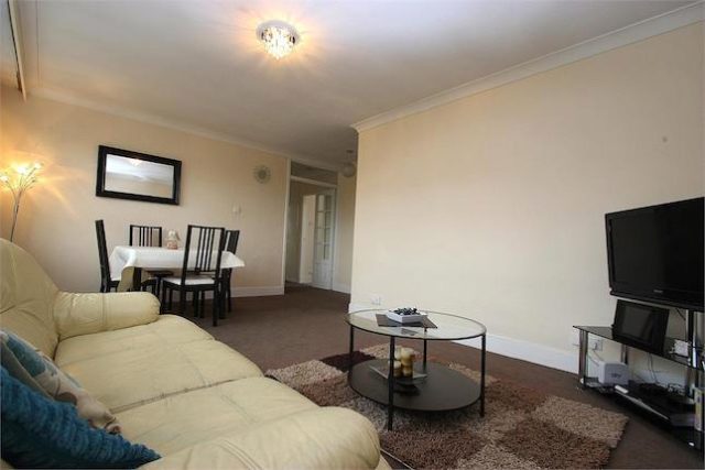  Image of 3 bedroom Flat to rent in Bathurst Walk Iver SL0 at Bathurst Walk, Richings Park, Buckinghamshire SL0