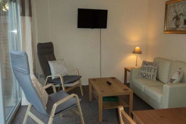  Image of 1 bedroom Room to rent in Rowan Close Guildford GU1 at Rowan Close, Guildford GU1