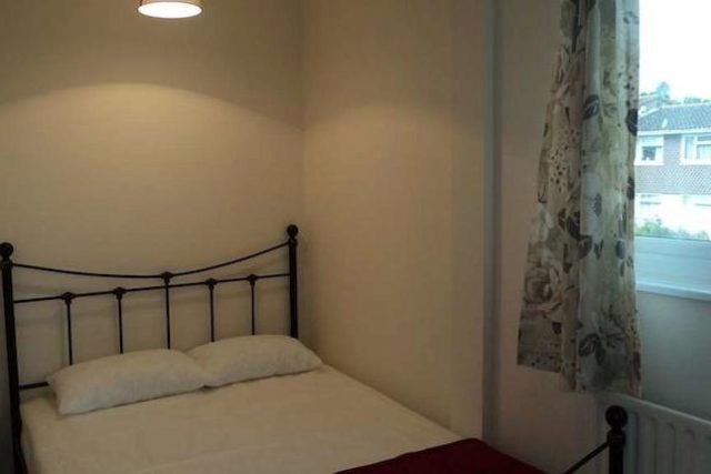  Image of 1 bedroom Room to rent in Rowan Close Guildford GU1 at Rowan Close, Guildford GU1