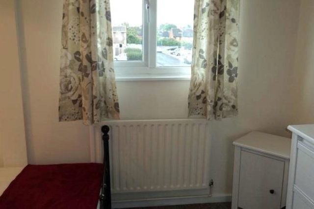  Image of 1 bedroom Room to rent in Rowan Close Guildford GU1 at Rowan Close, Guildford GU1
