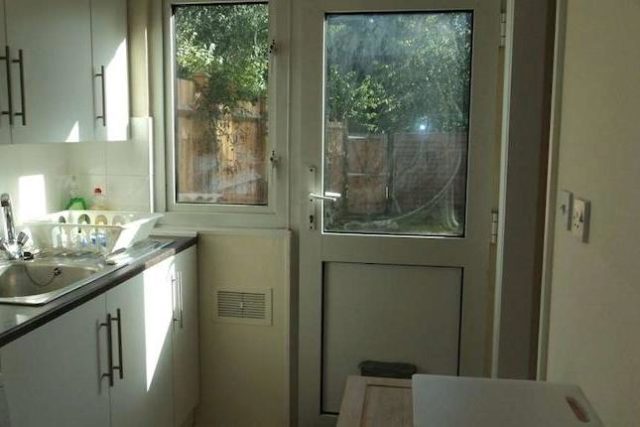  Image of 1 bedroom Room to rent in Rowan Close Guildford GU1 at Rowan Close, Guildford GU1