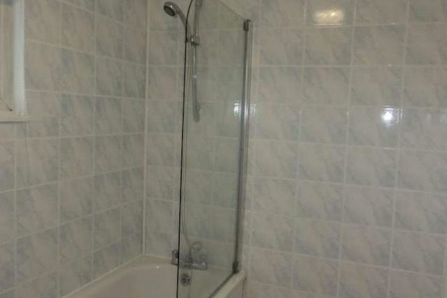  Image of 1 bedroom Room to rent in Rowan Close Guildford GU1 at Rowan Close, Guildford GU1