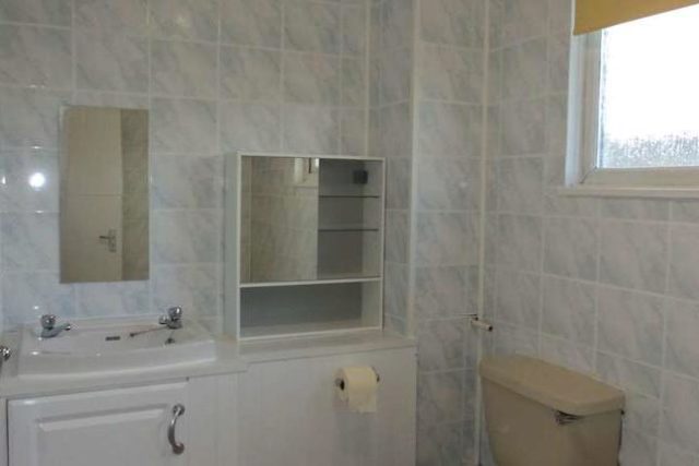  Image of 1 bedroom Room to rent in Rowan Close Guildford GU1 at Rowan Close, Guildford GU1