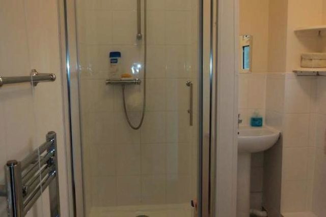  Image of 1 bedroom Room to rent in Rowan Close Guildford GU1 at Rowan Close, Guildford GU1
