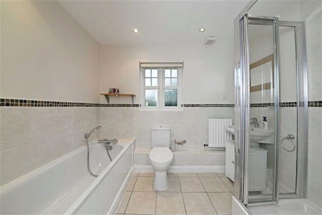 Image of 2 bedroom Flat to rent in Shillingford Close London NW7 at Shillingford Close, Mill Hill, London NW7