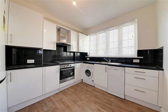  Image of 2 bedroom Flat to rent in Clifton Gardens London NW11 at Clifton Gardens, Temple Fortune, London NW11