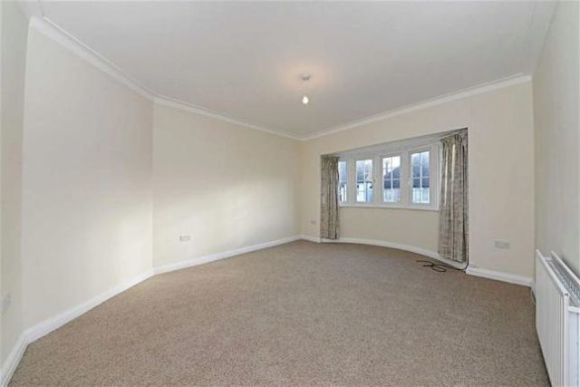  Image of 2 bedroom Flat to rent in Clifton Gardens London NW11 at Clifton Gardens, Temple Fortune, London NW11