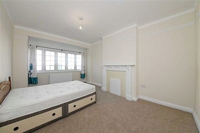  Image of 2 bedroom Flat to rent in Clifton Gardens London NW11 at Clifton Gardens, Temple Fortune, London NW11