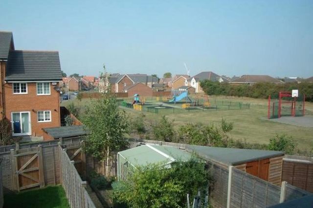  Image of 4 bedroom Town House to rent in Jersey Drive Winnersh Wokingham RG41 at Four Bedroom House Winnersh, Wokingham RG41