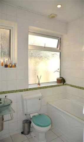  Image of 2 bedroom Flat to rent in Windermere Avenue London N3 at Windermere Avenue, Finchley, London N3