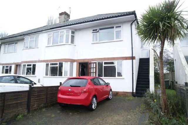  Image of 2 bedroom Maisonette for sale in Station Avenue Ewell Epsom KT19 at Station Avenue, West Ewell, Epsom KT19