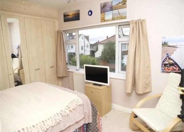  Image of 2 bedroom Maisonette for sale in Station Avenue Ewell Epsom KT19 at Station Avenue, West Ewell, Epsom KT19