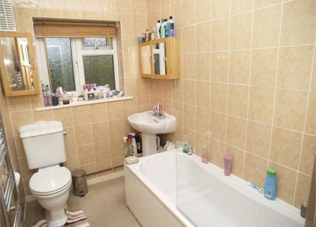  Image of 2 bedroom Maisonette for sale in Station Avenue Ewell Epsom KT19 at Station Avenue, West Ewell, Epsom KT19