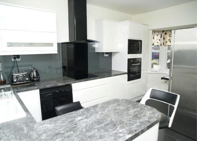  Image of 4 bedroom Terraced house for sale in Silvergate Ruxley Lane West Ewell Epsom KT19 at Silvergate, Ruxley Lane, West Ewell, Epsom KT19