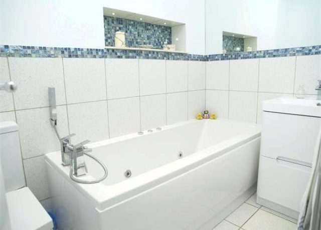  Image of 4 bedroom Terraced house for sale in Silvergate Ruxley Lane West Ewell Epsom KT19 at Silvergate, Ruxley Lane, West Ewell, Epsom KT19