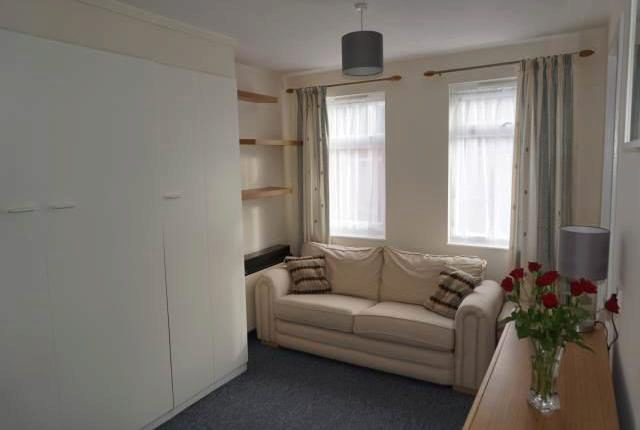  Image of 1 bedroom Flat to rent in Ashenden Walk Tunbridge Wells TN2 at Ashenden Walk, Tunbridge Wells TN2