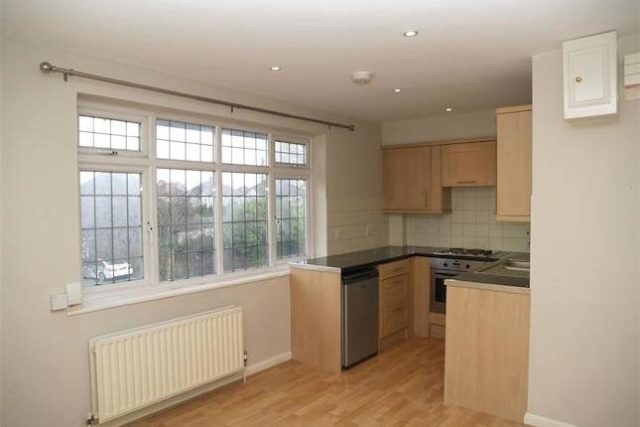  Image of 1 bedroom Flat to rent in Ewell Road Surbiton KT6 at Ewell Road, Surbiton KT6