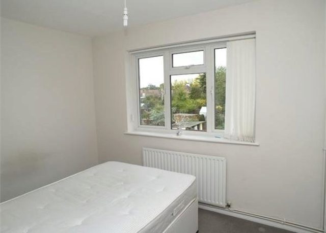  Image of 3 bedroom Maisonette to rent in Amis Avenue Ewell Epsom KT19 at Amis Avenue, West Ewell, Epsom KT19
