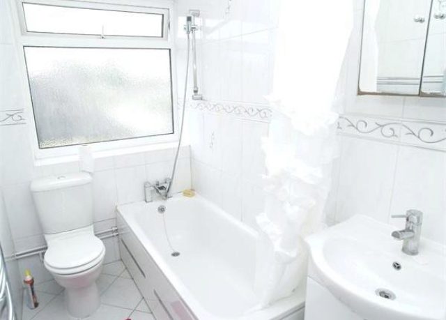  Image of 3 bedroom Maisonette to rent in Amis Avenue Ewell Epsom KT19 at Amis Avenue, West Ewell, Epsom KT19