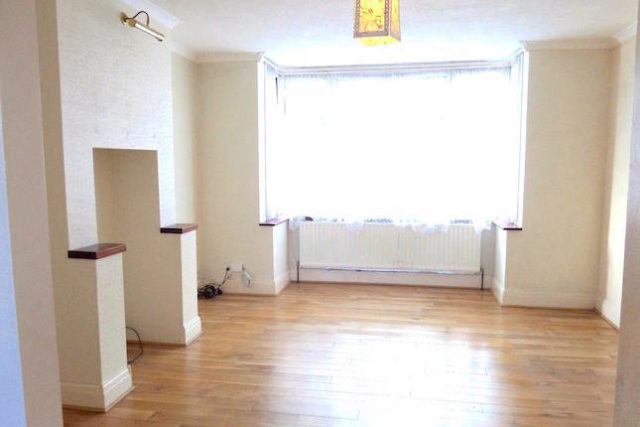  Image of 3 bedroom Semi-Detached house to rent in Avondale Road Ashford TW15 at Avondale Road, Ashford TW15