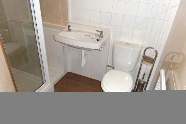  Image of 3 bedroom Semi-Detached house to rent in Great South West Road Hounslow TW4 at Great South West Road, Hounslow TW4