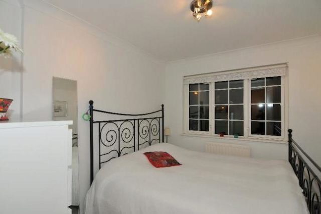  Image of 1 bedroom Flat to rent in Cunard Crescent London N21 at 3 Cunard Crescent, Winchmore Hill, London N21