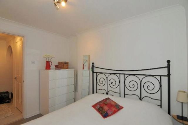  Image of 1 bedroom Flat to rent in Cunard Crescent London N21 at 3 Cunard Crescent, Winchmore Hill, London N21