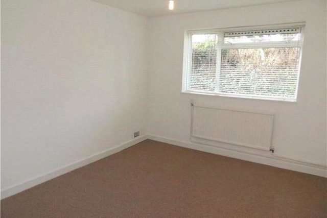  Image of 3 bedroom Flat to rent in Radcliffe Road Croydon CR0 at Bishops Court, Radcliffe Road, Croydon CR0