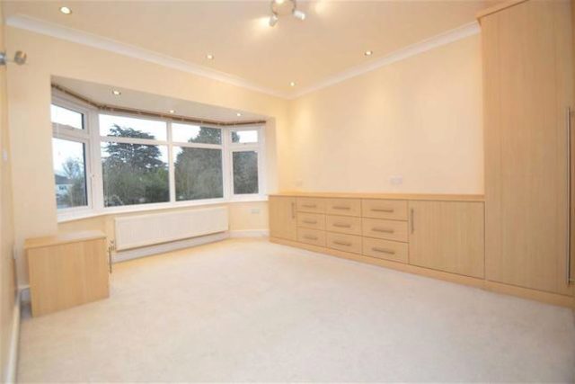  Image of 3 bedroom Semi-Detached house to rent in Stradbroke Grove Clayhall Ilford IG5 at Stradbroke Grove, Clayhall, Essex IG5