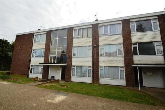 Image of 2 bedroom Flat to rent in Studley Drive Ilford IG4 at Studley Drive, Ilford, Essex IG4