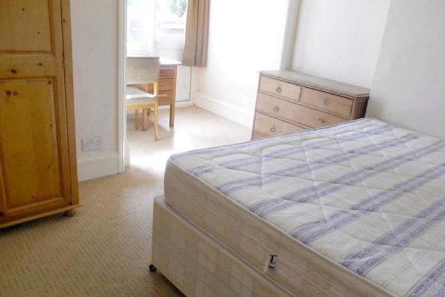  Image of 2 bedroom Flat to rent in Barratt Avenue London N22 at Barratt Avenue, Alexandra Park, London N22