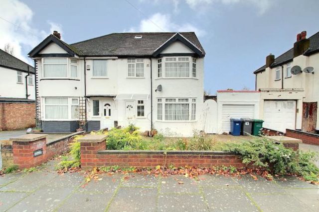  Image of 4 bedroom Semi-Detached house for sale in Warwick Avenue Edgware HA8 at Warwick Avenue, Edgware HA8