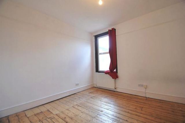  Image of 4 bedroom Terraced house to rent in Elvendon Road London N13 at Elvendon Road, Bounds Green, London N13
