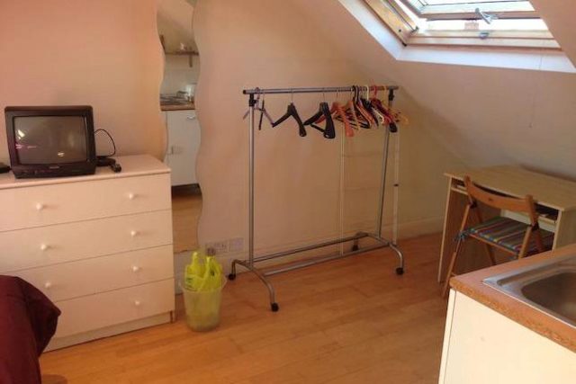  Image of Studio flat to rent in Cheviot Gardens London NW2 at Cheviot Gardens, London NW2