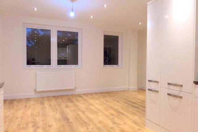  Image of 1 bedroom Flat to rent in Uxbridge Road Hillingdon Uxbridge UB10 at Crimson Court, Uxbridge Road, Uxbridge UB10