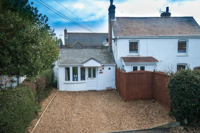  Image of 1 bedroom Bungalow to rent in Windmill Road Mortimer Common Reading RG7 at Windmill Road, Mortimer RG7
