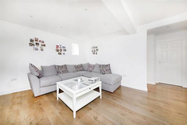 Image of 1 bedroom Maisonette for sale in Elgin Road Addiscombe Croydon CR0 at Elgin Road, Addiscombe, Croydon CR0