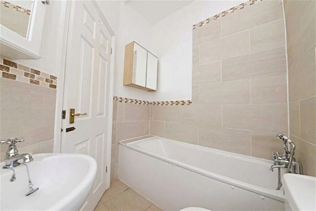  Image of 2 bedroom Flat for sale in Long Lane London N3 at Long Lane, Finchley, London N3