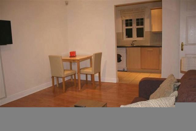  Image of 2 bedroom Flat to rent in Shillingford Close London NW7 at Shillingford Close, Mill Hill, London NW7