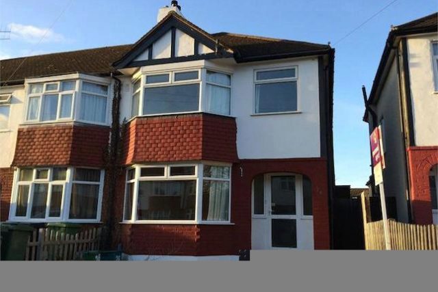  Image of 3 bedroom End of Terrace to rent in Dirdene Gardens Epsom KT17 at Dirdene Gardens, Epsom KT17